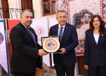 Kadın dokur, geleceğe dokunur…