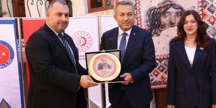 Kadın dokur, geleceğe dokunur…